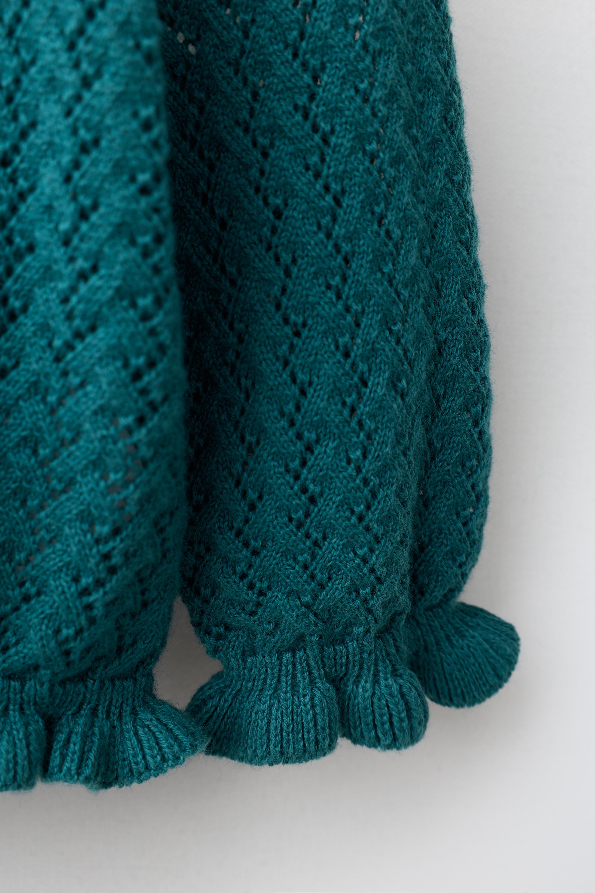 GILET EN MAILLE À FLEURS BRODÉES